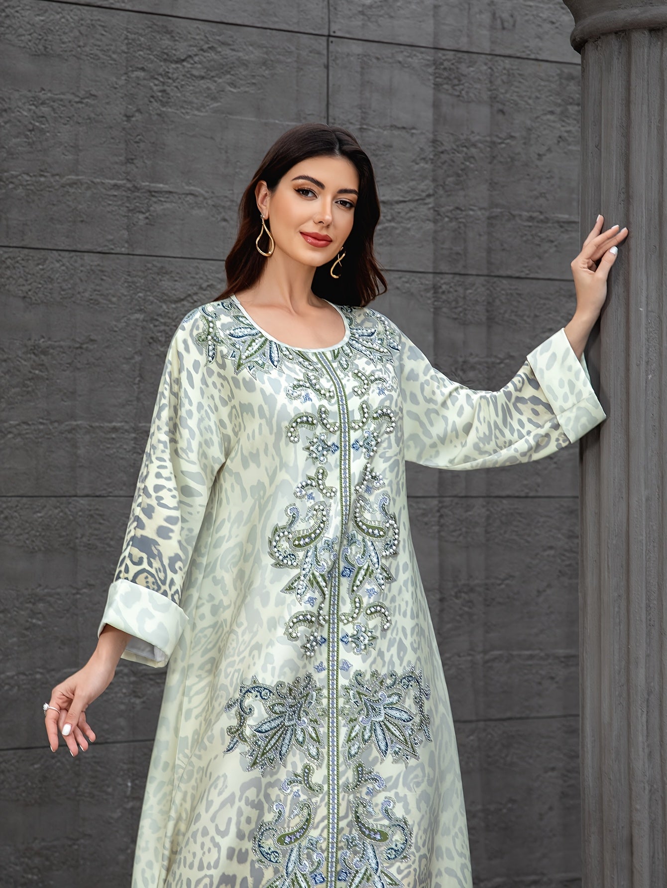 O Muslim Women's long robe for the  Arabian dress./MH