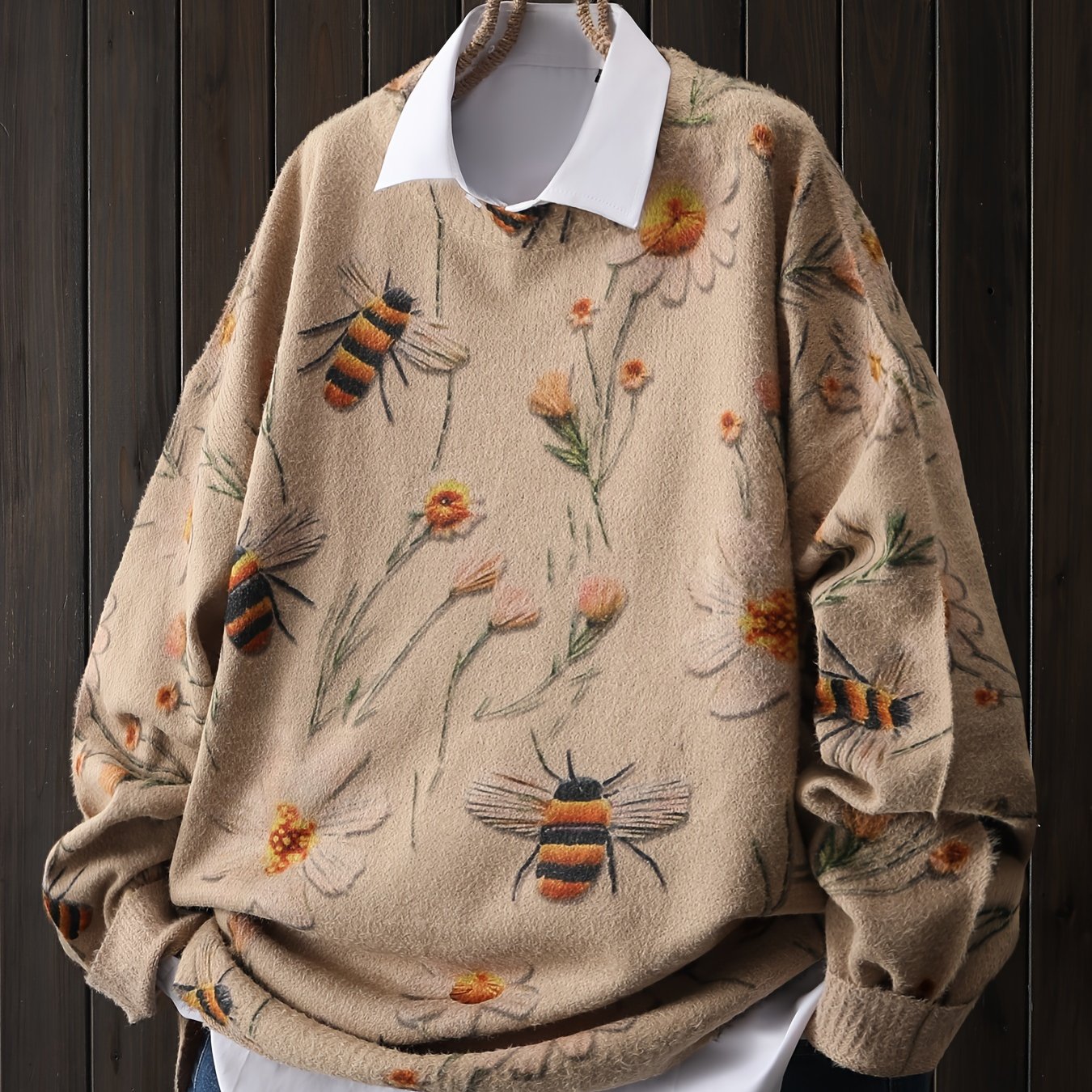 Long-Sleeved Sweater with a Bee And Flower Pattern,
