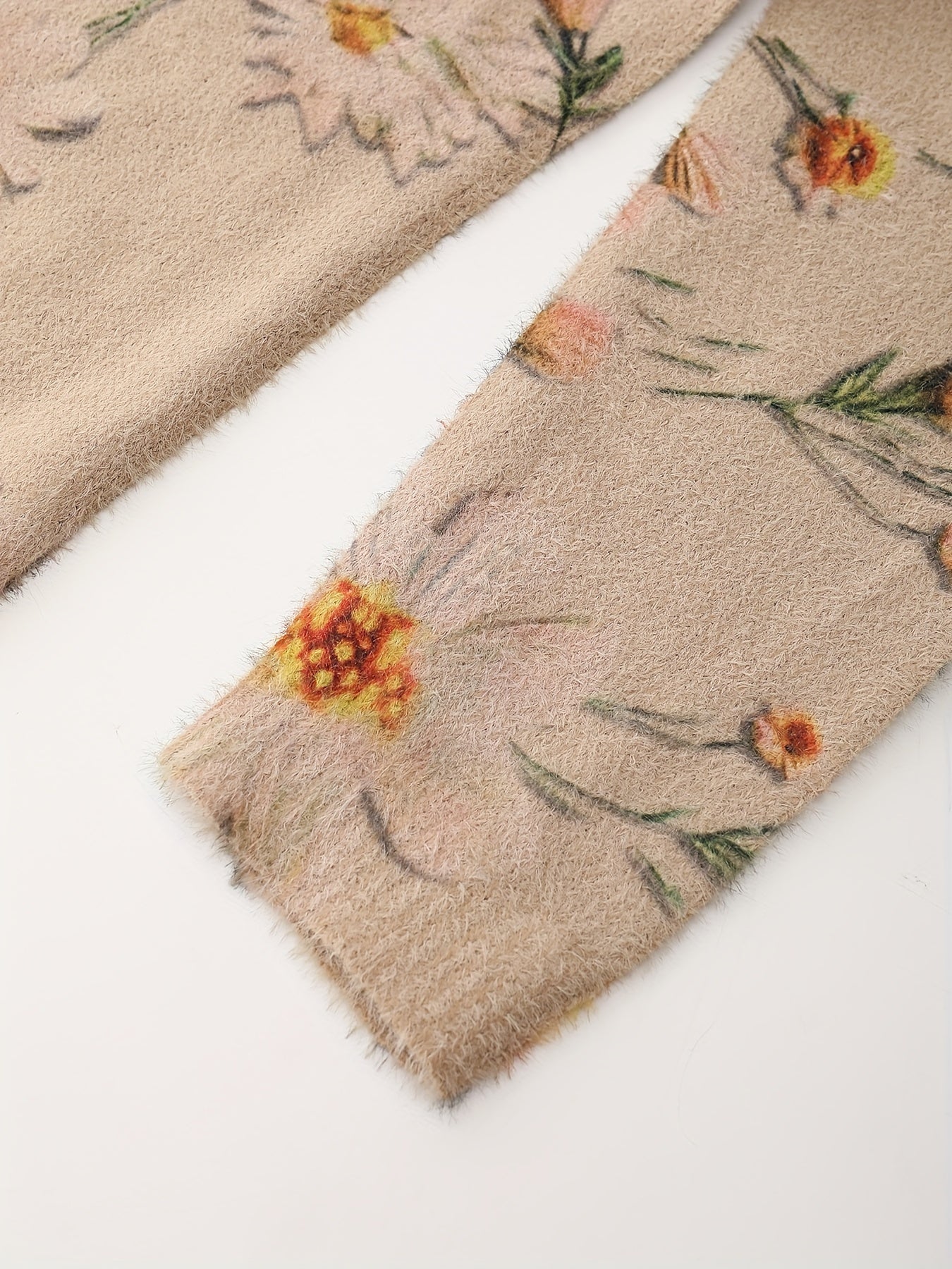 Long-Sleeved Sweater with a Bee And Flower Pattern,