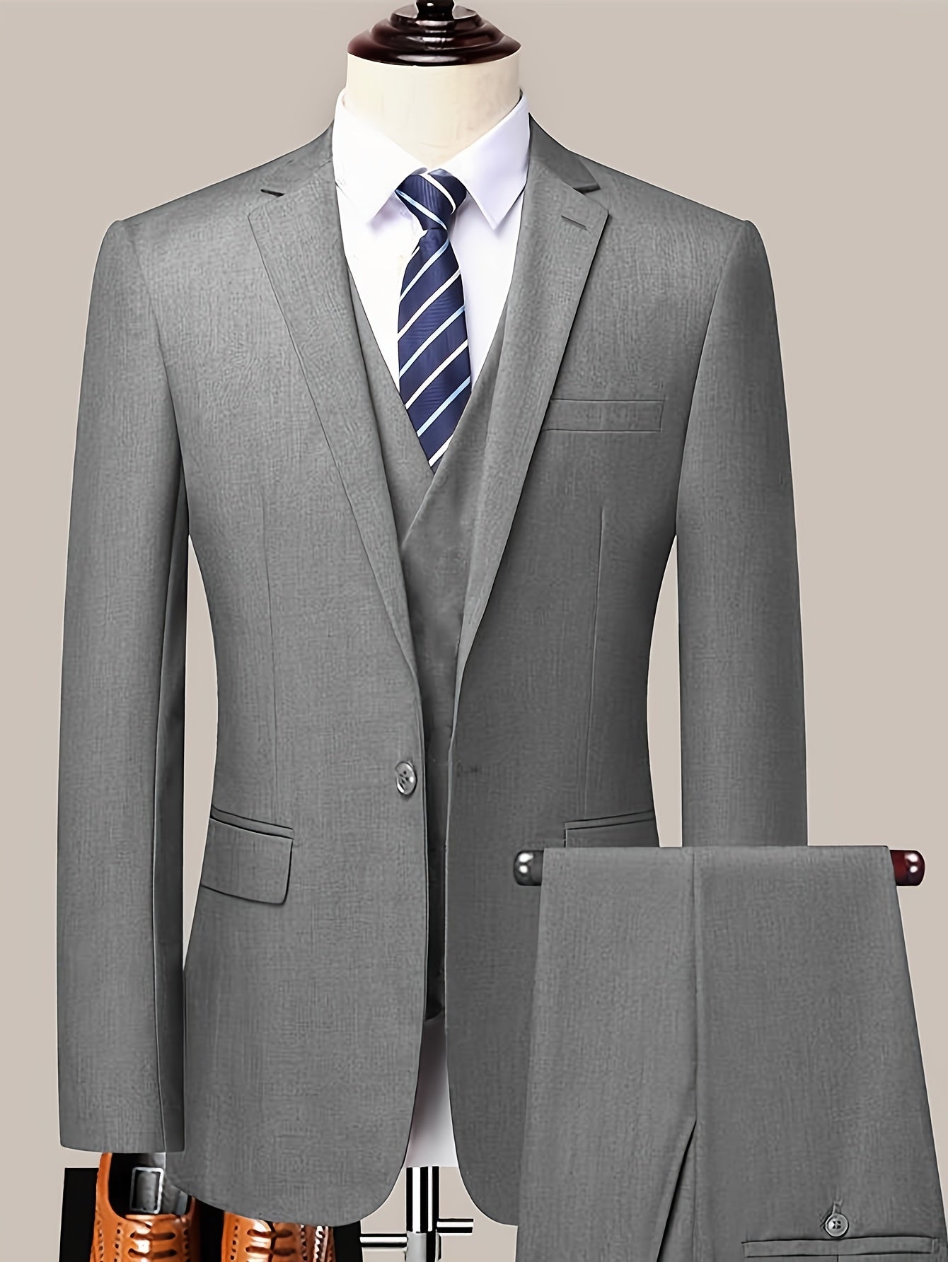 2-Piece Men's Light Business Style Solid Color Dress Suit Set.
