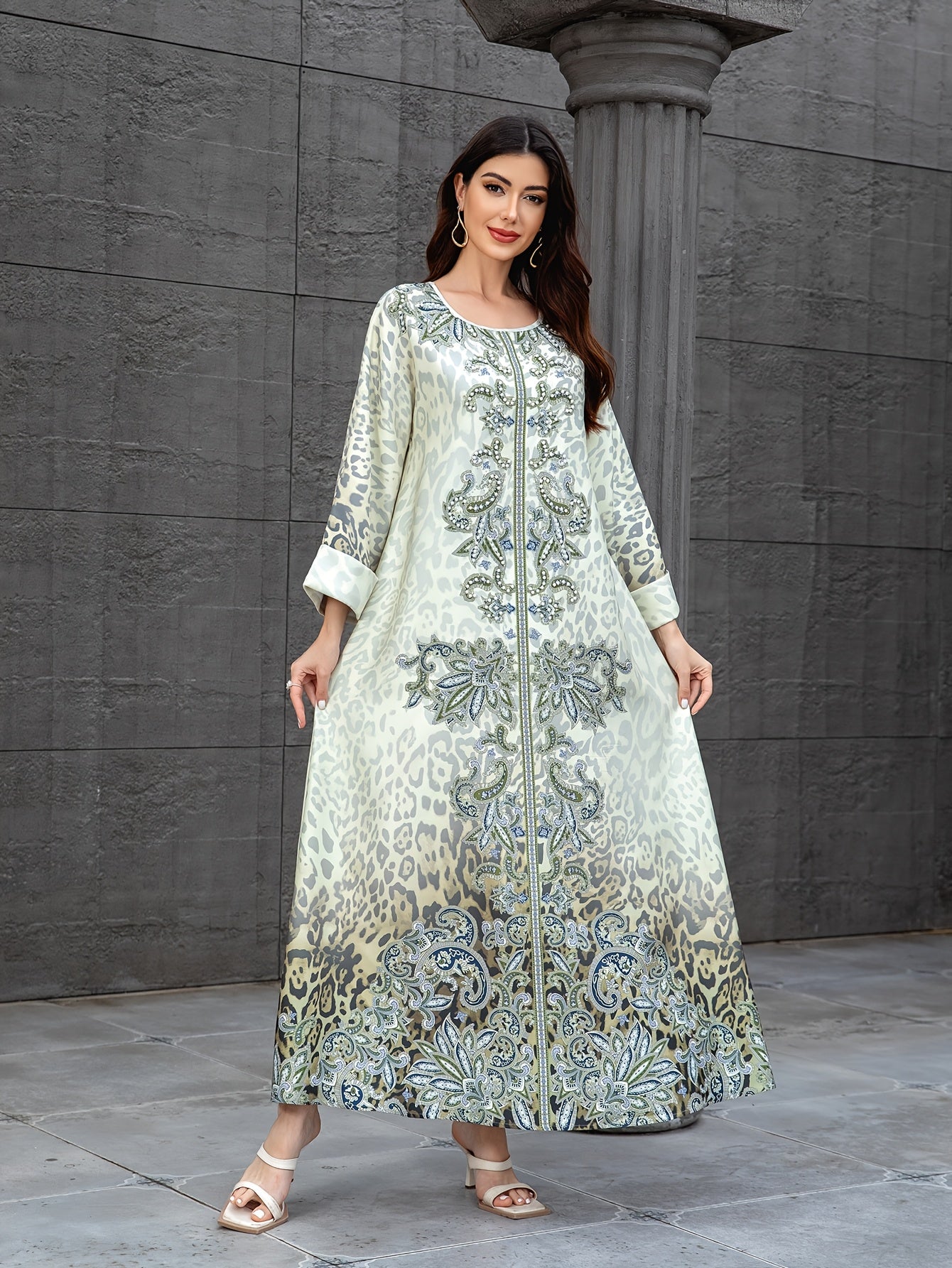 O Muslim Women's long robe for the  Arabian dress./MH