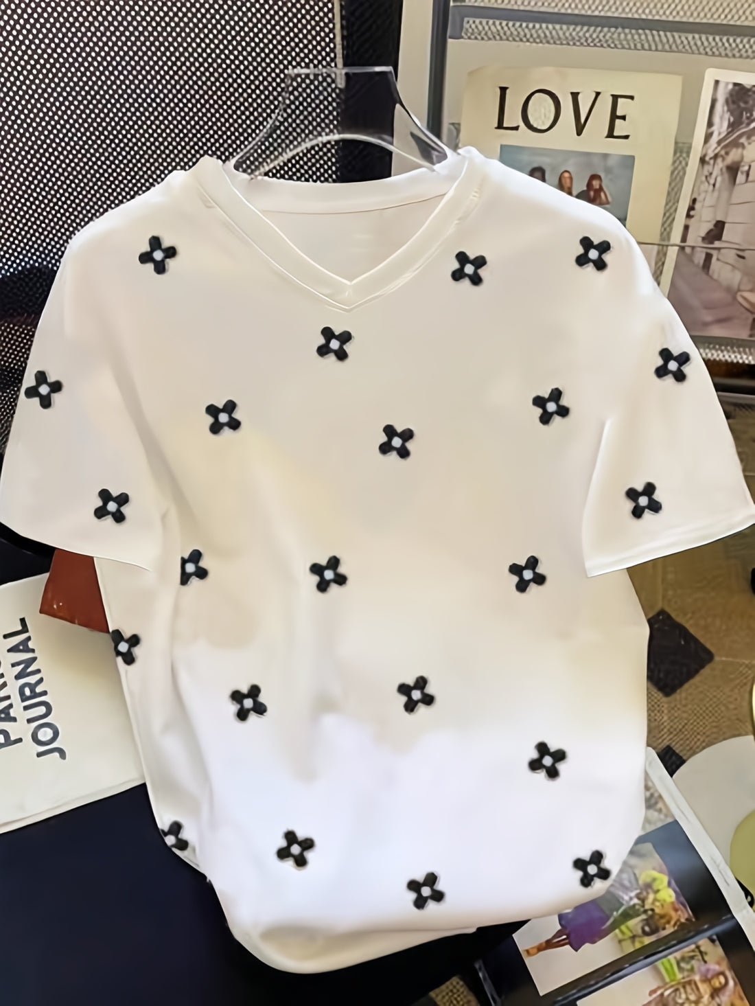 Women'S White V-Neck T-Shirt with Black Cross Pattern - /MH