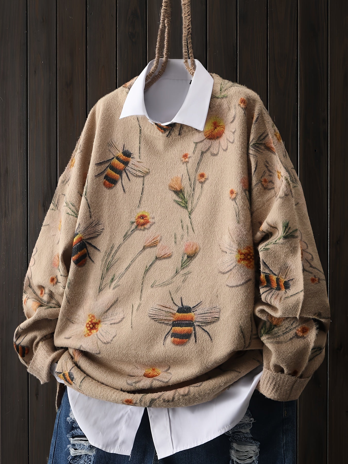 Long-Sleeved Sweater with a Bee And Flower Pattern,