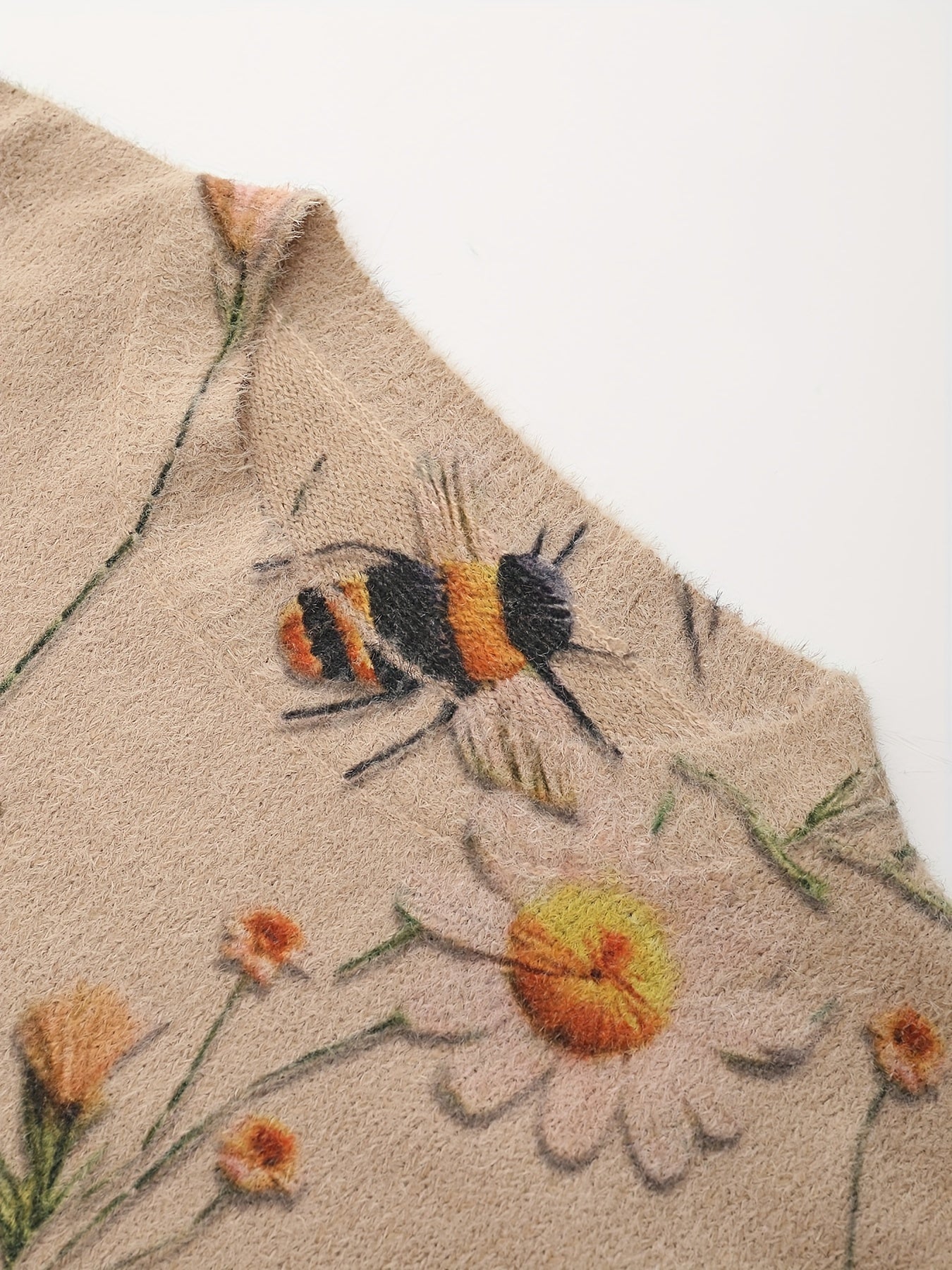 Long-Sleeved Sweater with a Bee And Flower Pattern,