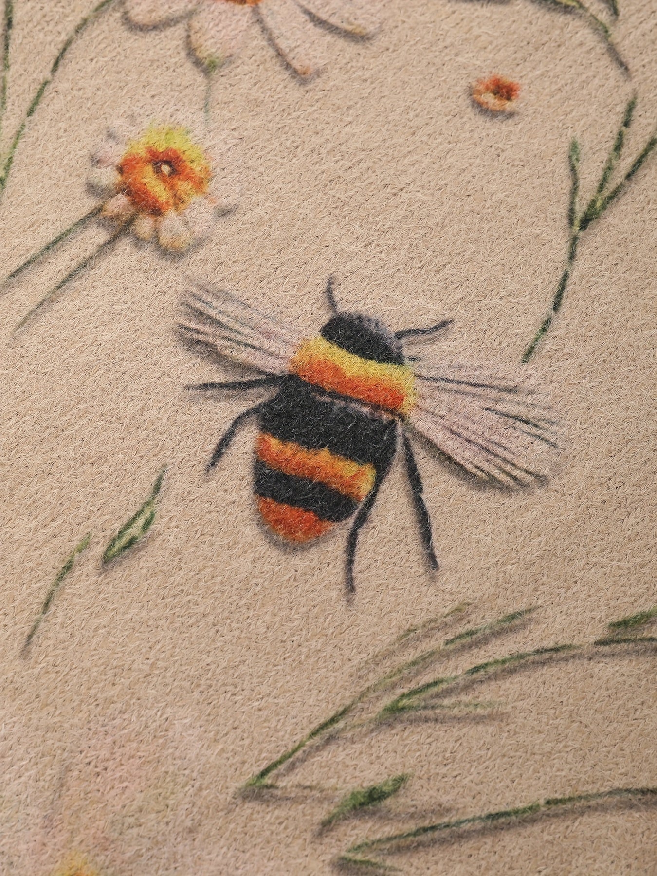 Long-Sleeved Sweater with a Bee And Flower Pattern,