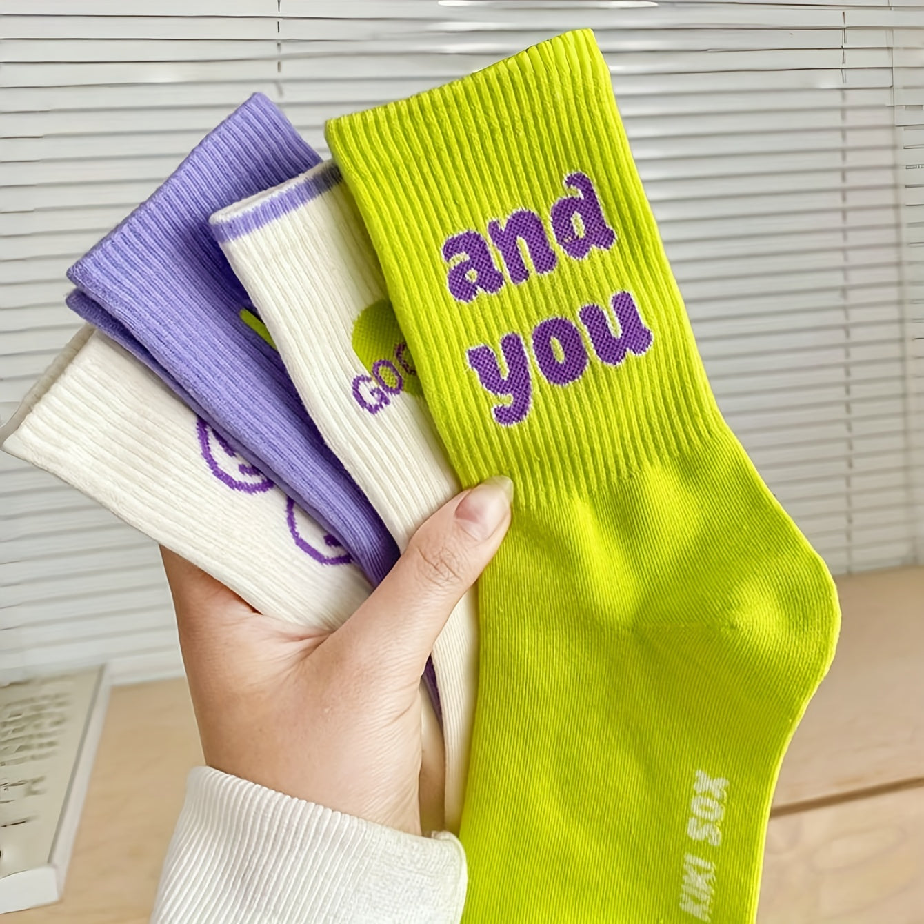 4 Pairs Face & Letter Graphic Socks, Women's Stockings & Hosiery /MH
