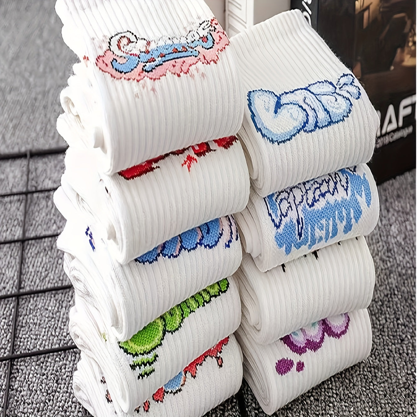 9 Pairs Of Men's Trendy Graffiti Pattern Crew Socks./MH