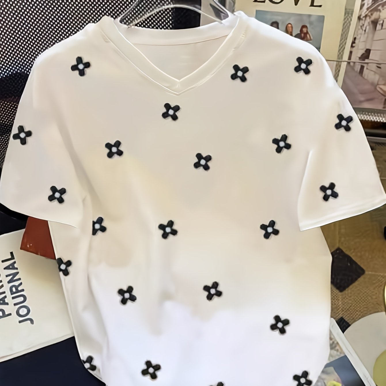 Women'S White V-Neck T-Shirt with Black Cross Pattern - /MH