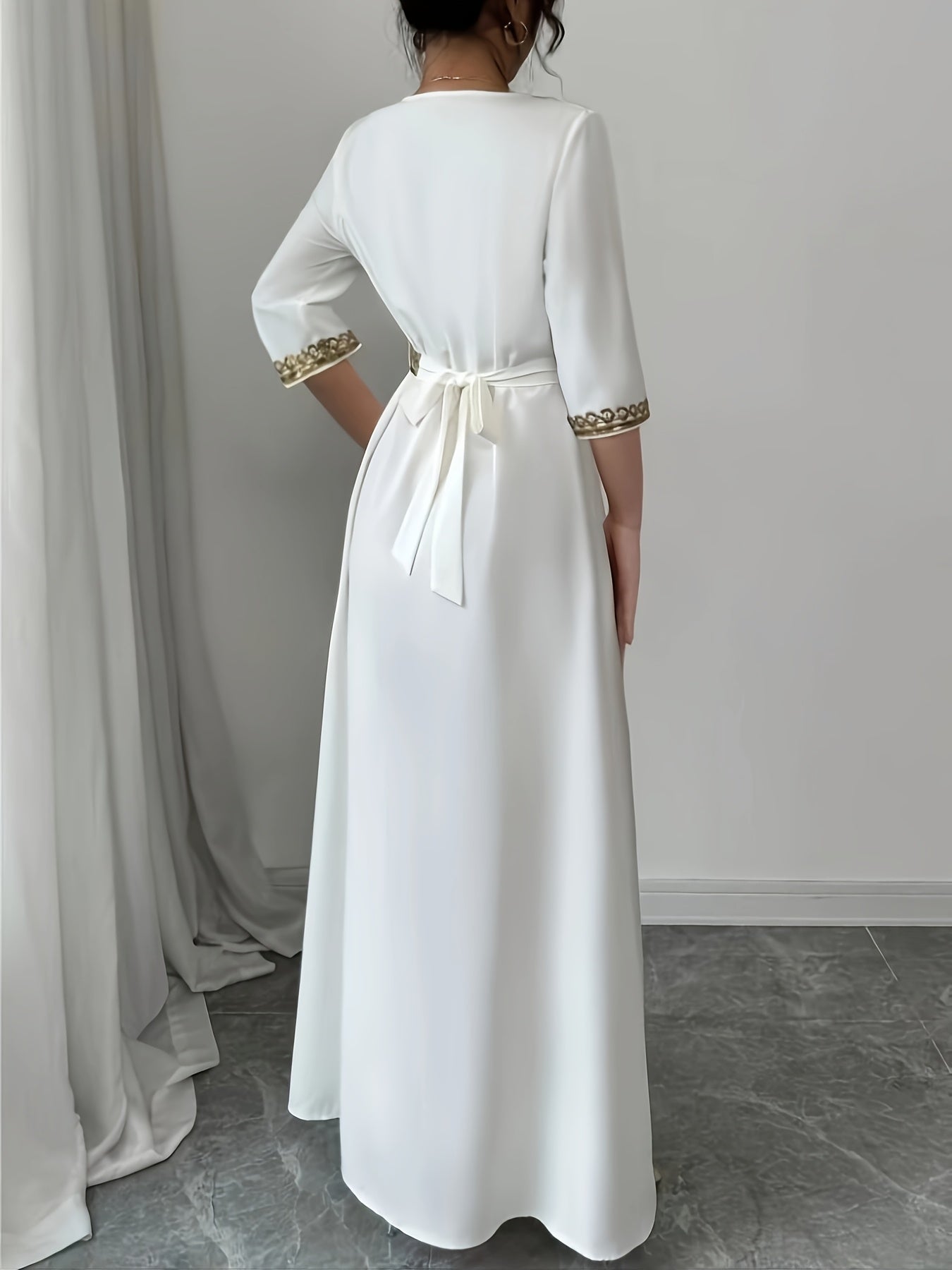 Elegant White V-Neck Maxi Dress with Golden Accents./MH