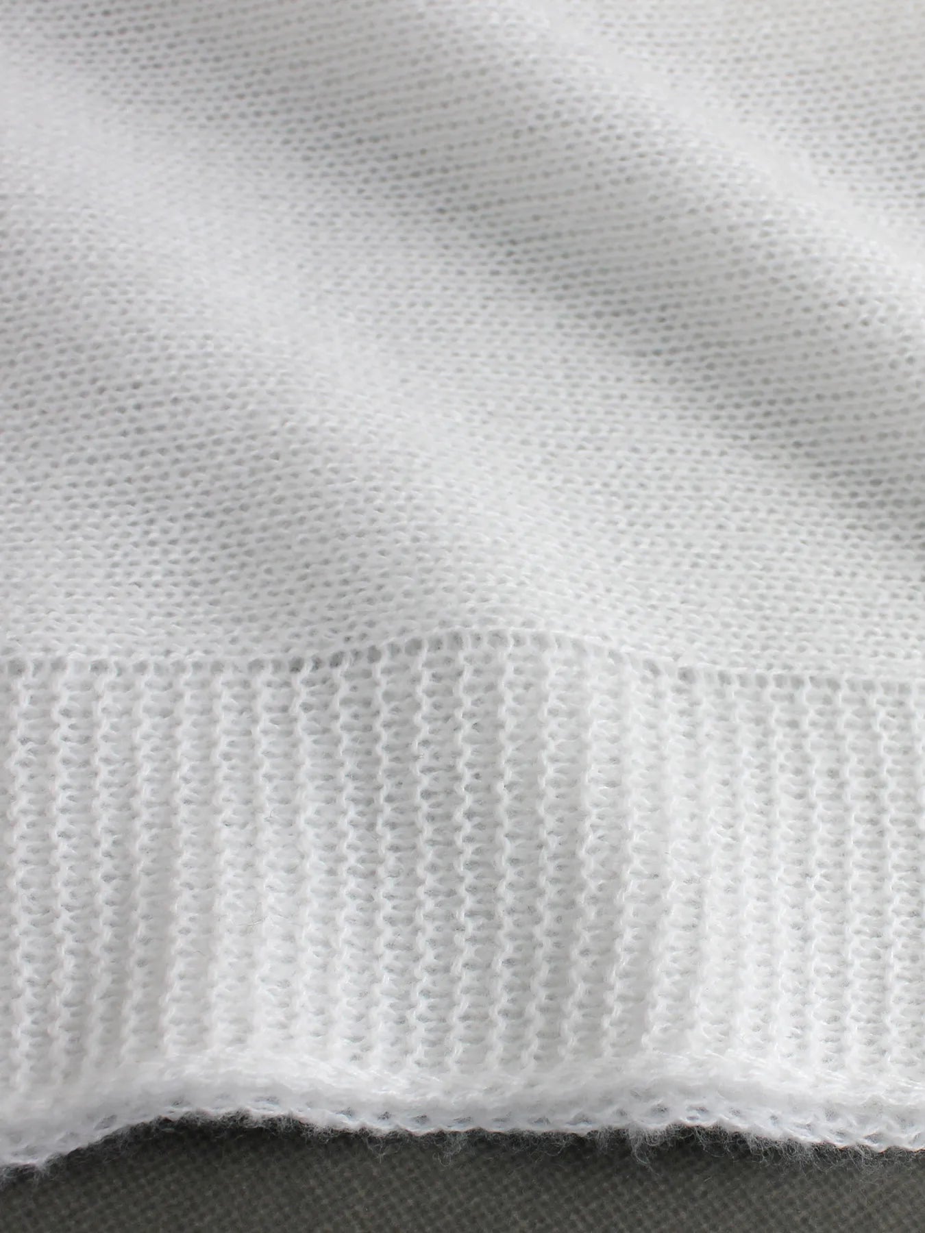Directional development of sweaters v-neck long sleeve.
