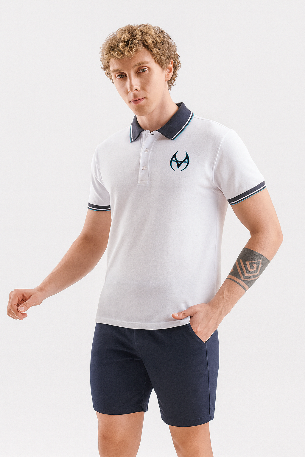 "Classic White Polo Shirt with Contrast Collar & Logo"/MH