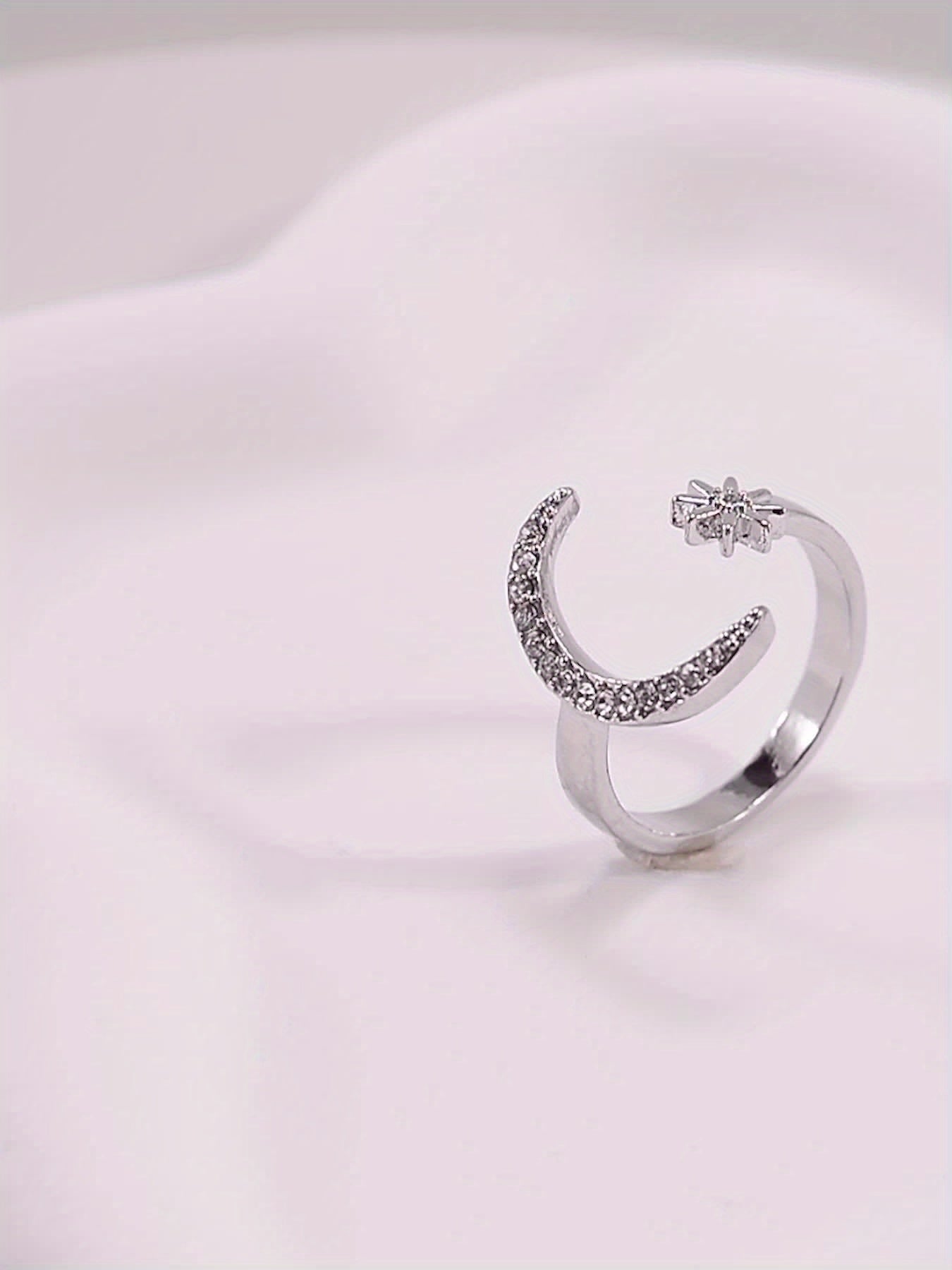 A Minimalist Women'S Ring Made of Zinc Alloy in a Crescent Shape, Gift for Eid, Ramadan