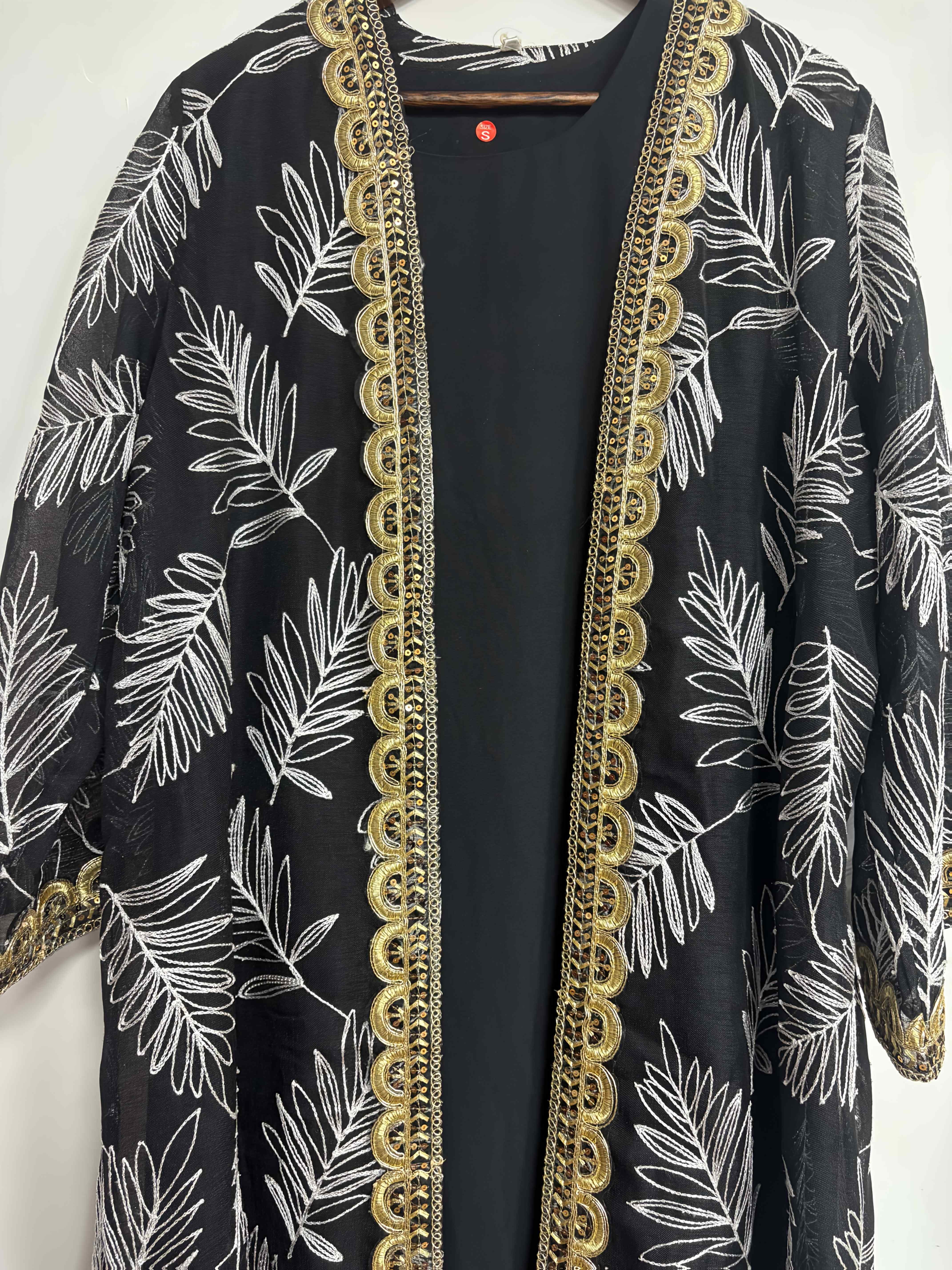 Elegant Black Abaya with Golden Floral Embroidery - Stylish Long-Sleeve '/MH