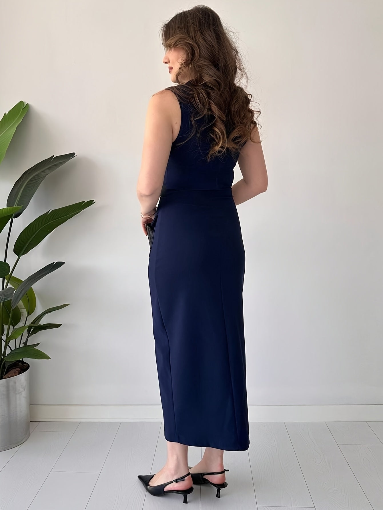 Elegant Women's Black Sleeveless Dress with Waist Belt & Faux Buttons ./MH