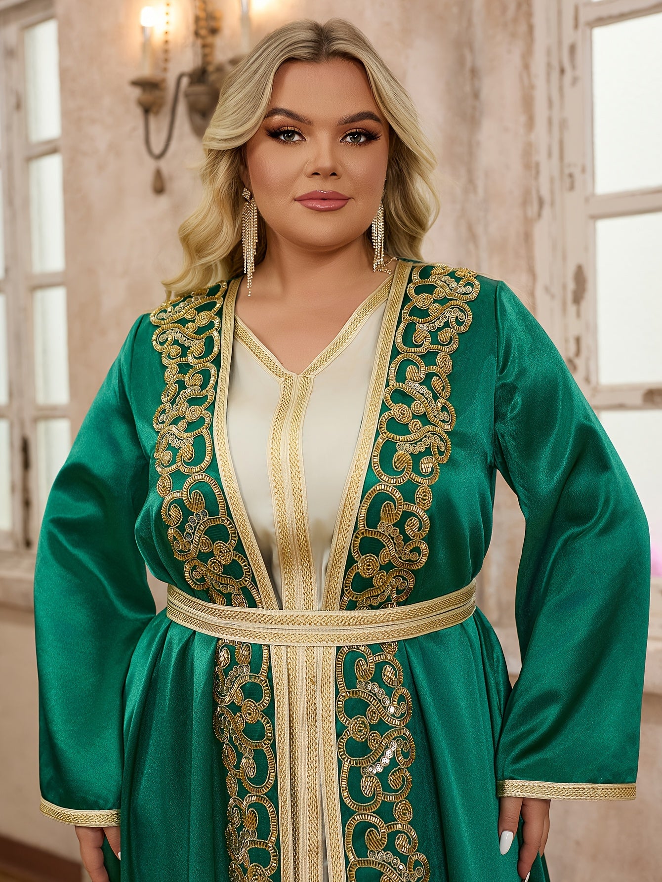 Elegant Plus Size Arabian Thobe with Golden Pattern -/MH