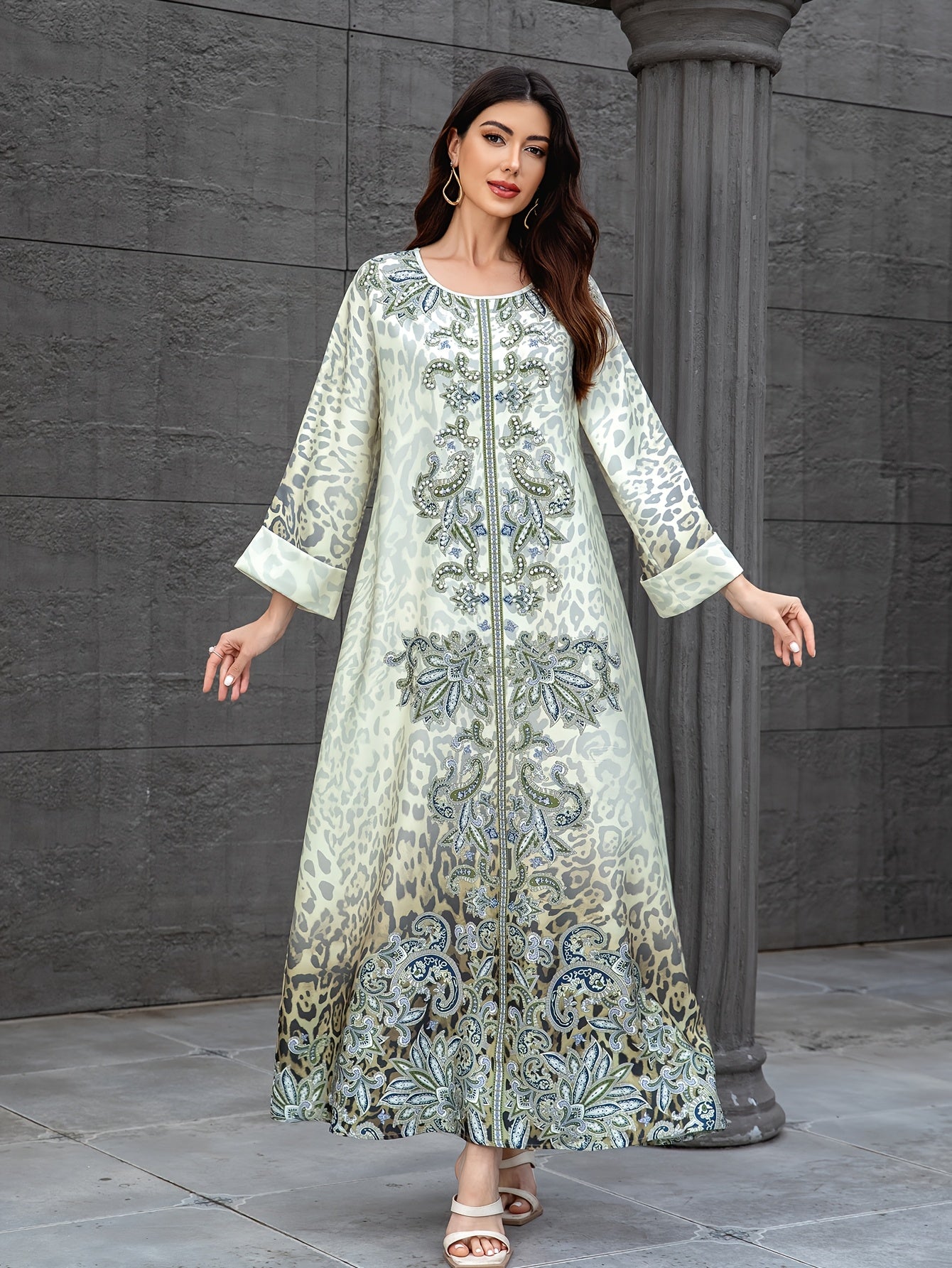 O Muslim Women's long robe for the  Arabian dress./MH